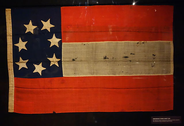 640px-Confederate_'Stars_and_Bars'_Flag,_captured_at_Columbia,_South_Carolina_-_Wisconsin_Veterans_Museum_-_DSC02996