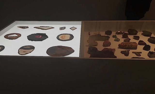Installation view of Roger Caillois' Selection of one hundred stones from the collection of Roger Caillois, n.d. (Collection Muséum national d’Histoire naturelle, Paris; photo by author)