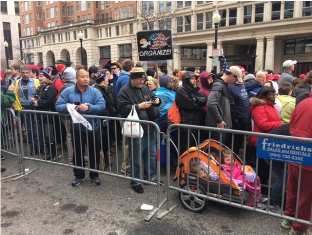 WASHINGTON: Line for the parade? Or escape from DC? No one knows. /Whitney Kimball. 